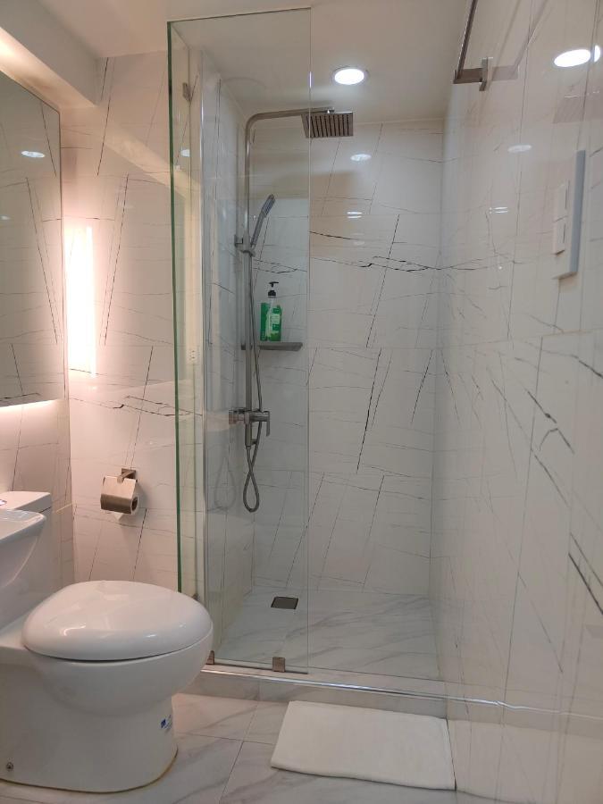 Burgundy Mckinley Place Service Apartment Manila Exteriér fotografie
