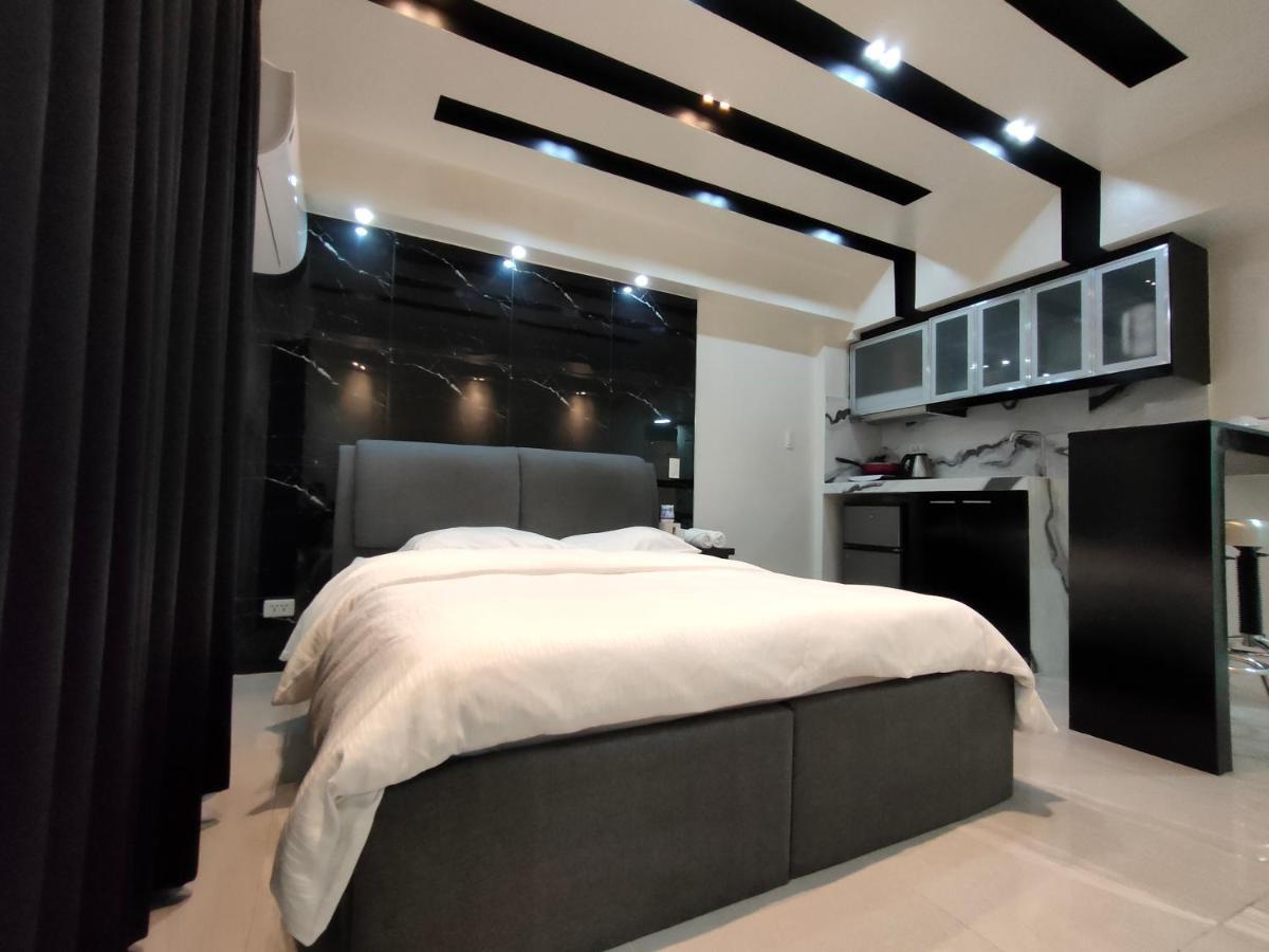 Burgundy Mckinley Place Service Apartment Manila Exteriér fotografie