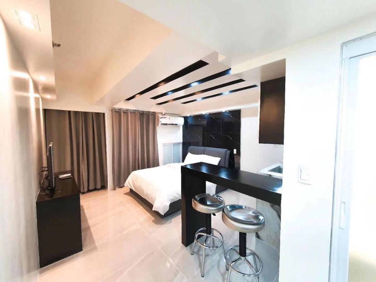 Burgundy Mckinley Place Service Apartment Manila Exteriér fotografie