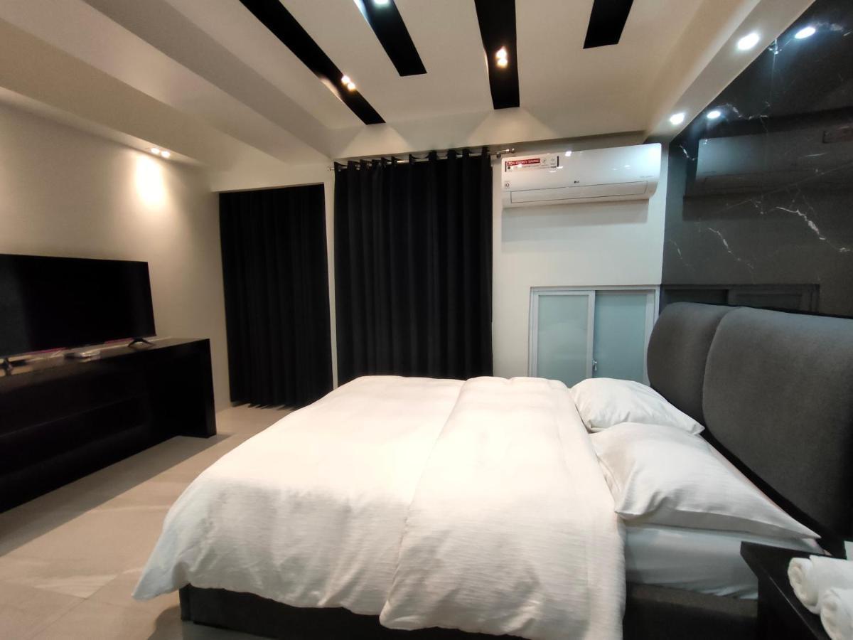 Burgundy Mckinley Place Service Apartment Manila Exteriér fotografie