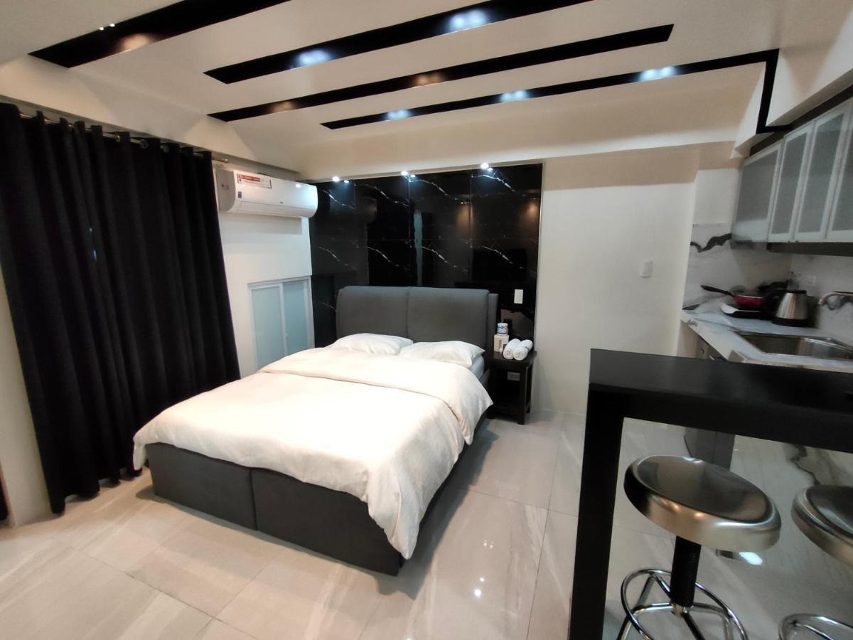 Burgundy Mckinley Place Service Apartment Manila Exteriér fotografie