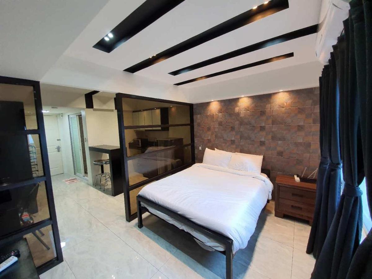 Burgundy Mckinley Place Service Apartment Manila Exteriér fotografie