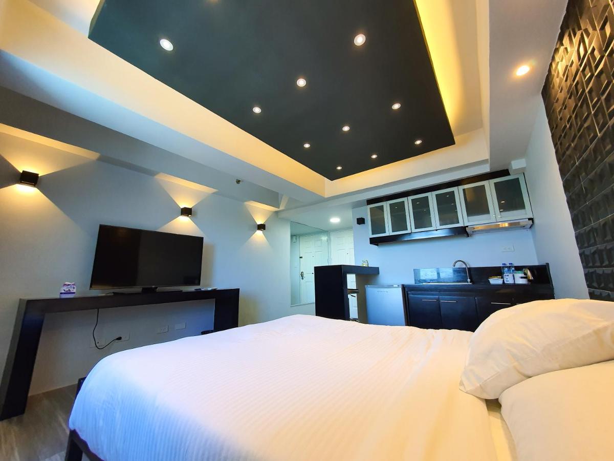 Burgundy Mckinley Place Service Apartment Manila Exteriér fotografie