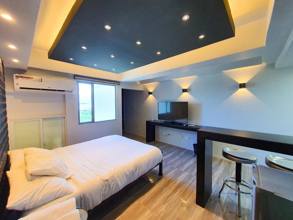 Burgundy Mckinley Place Service Apartment Manila Exteriér fotografie