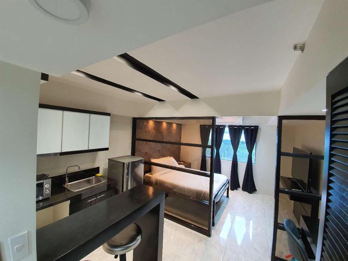 Burgundy Mckinley Place Service Apartment Manila Exteriér fotografie