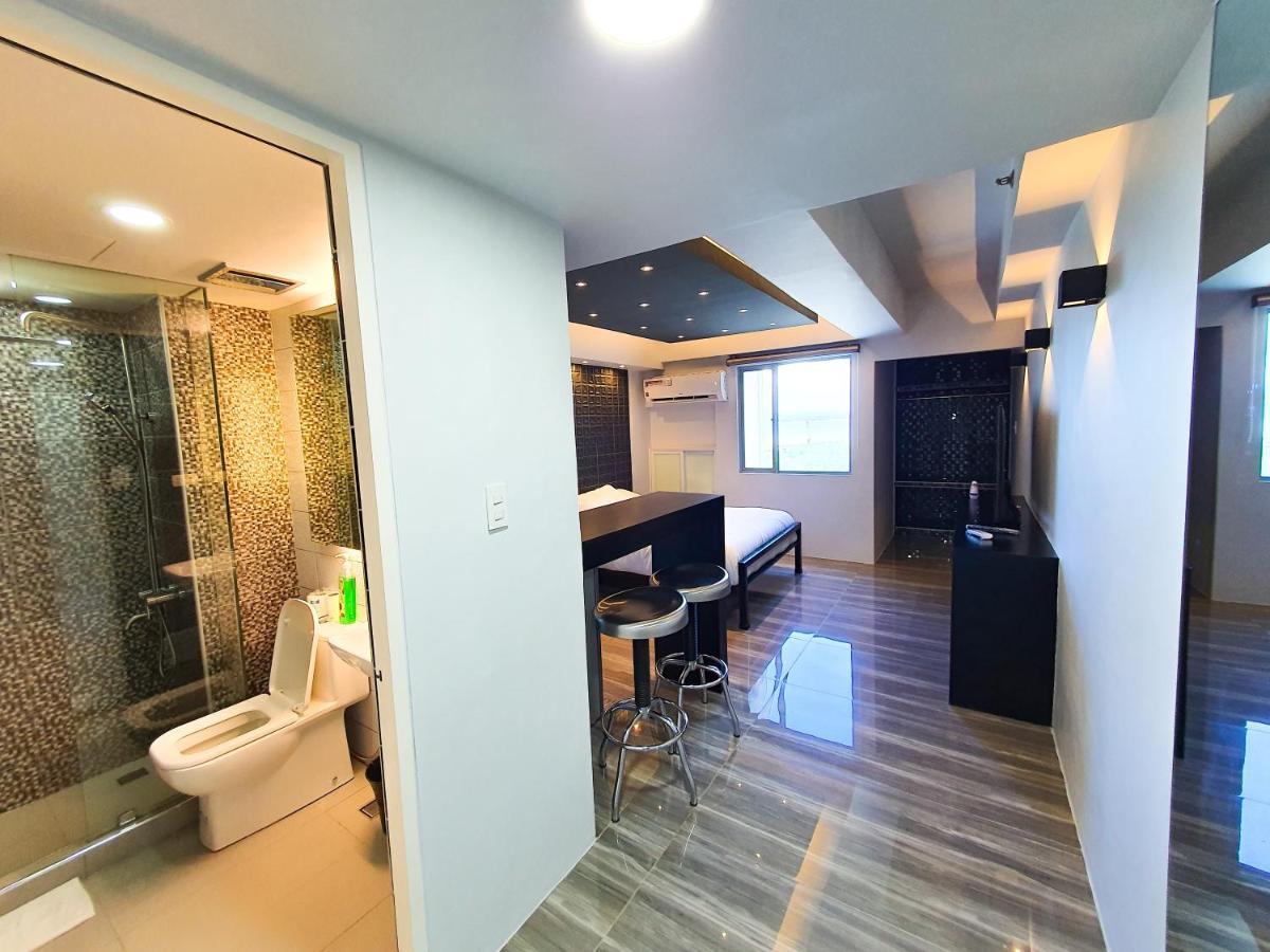 Burgundy Mckinley Place Service Apartment Manila Exteriér fotografie