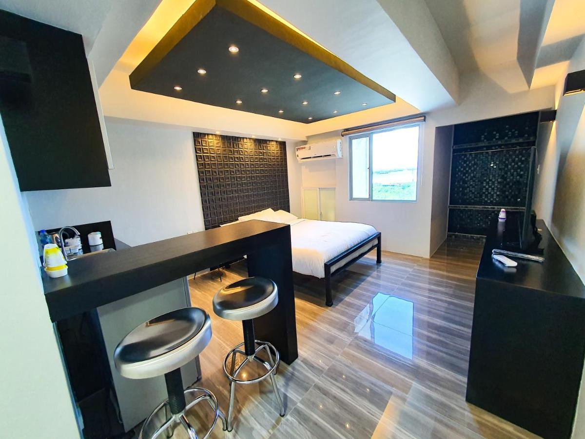 Burgundy Mckinley Place Service Apartment Manila Exteriér fotografie