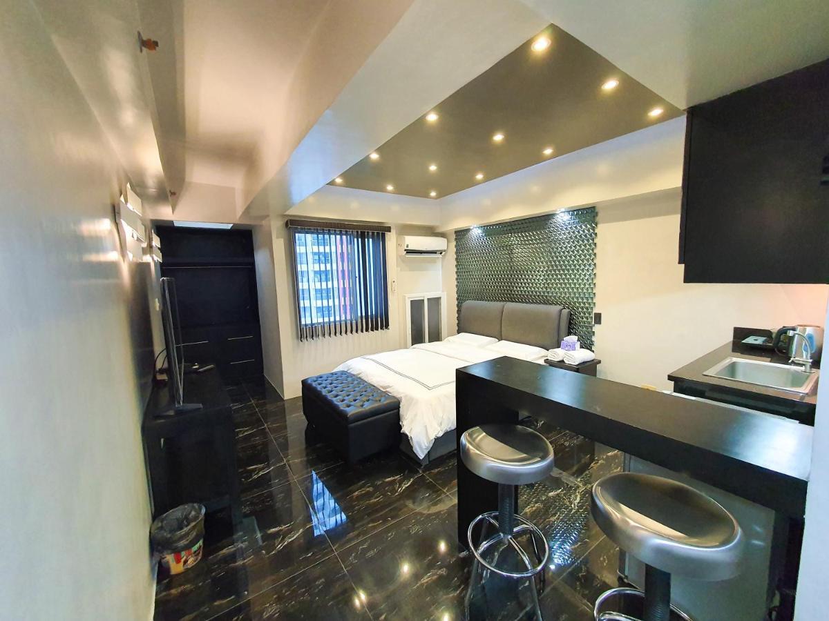 Burgundy Mckinley Place Service Apartment Manila Exteriér fotografie