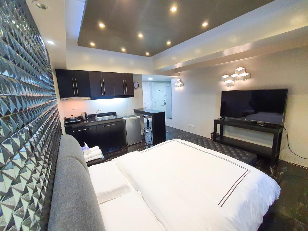 Burgundy Mckinley Place Service Apartment Manila Exteriér fotografie