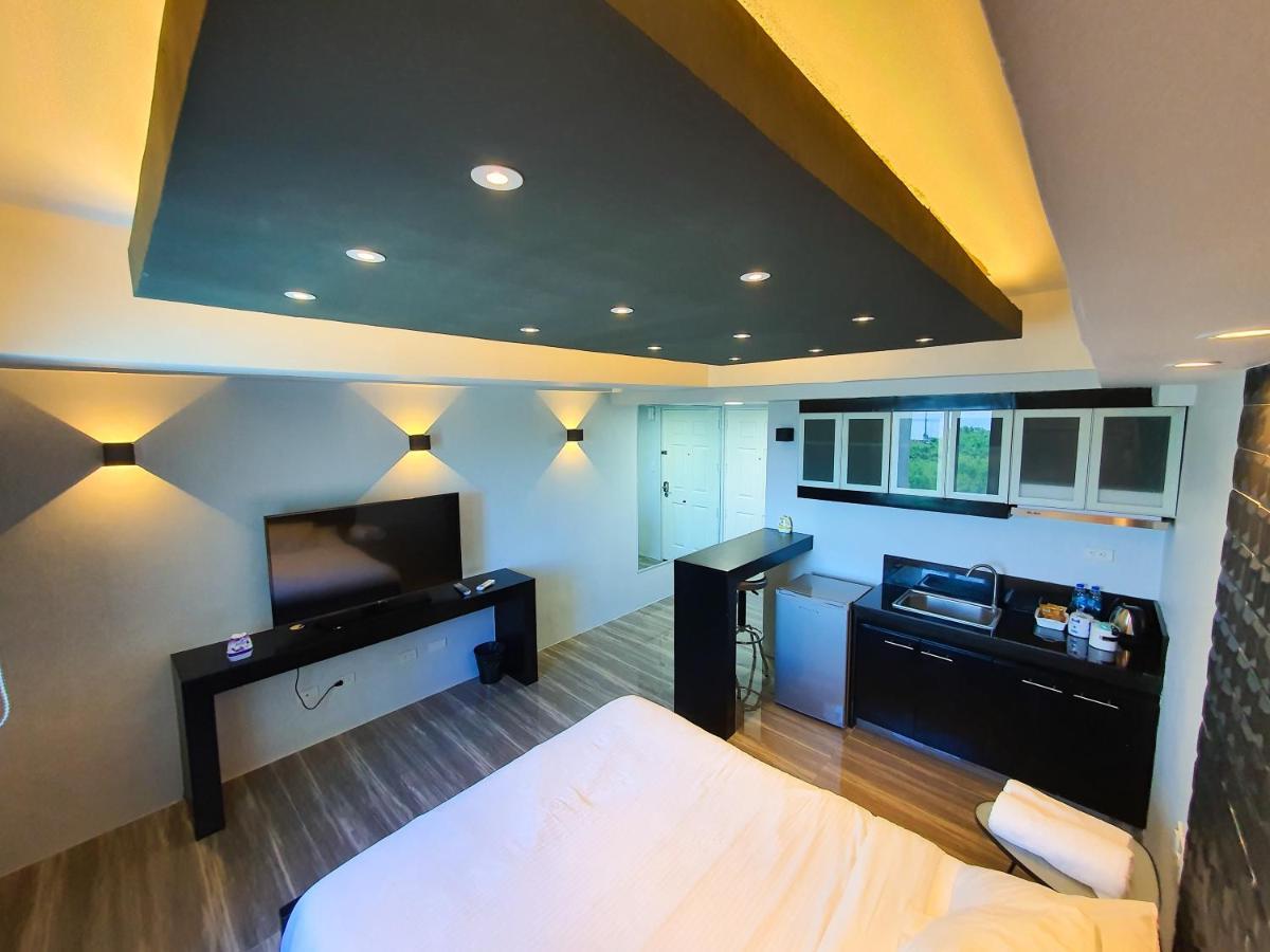 Burgundy Mckinley Place Service Apartment Manila Exteriér fotografie