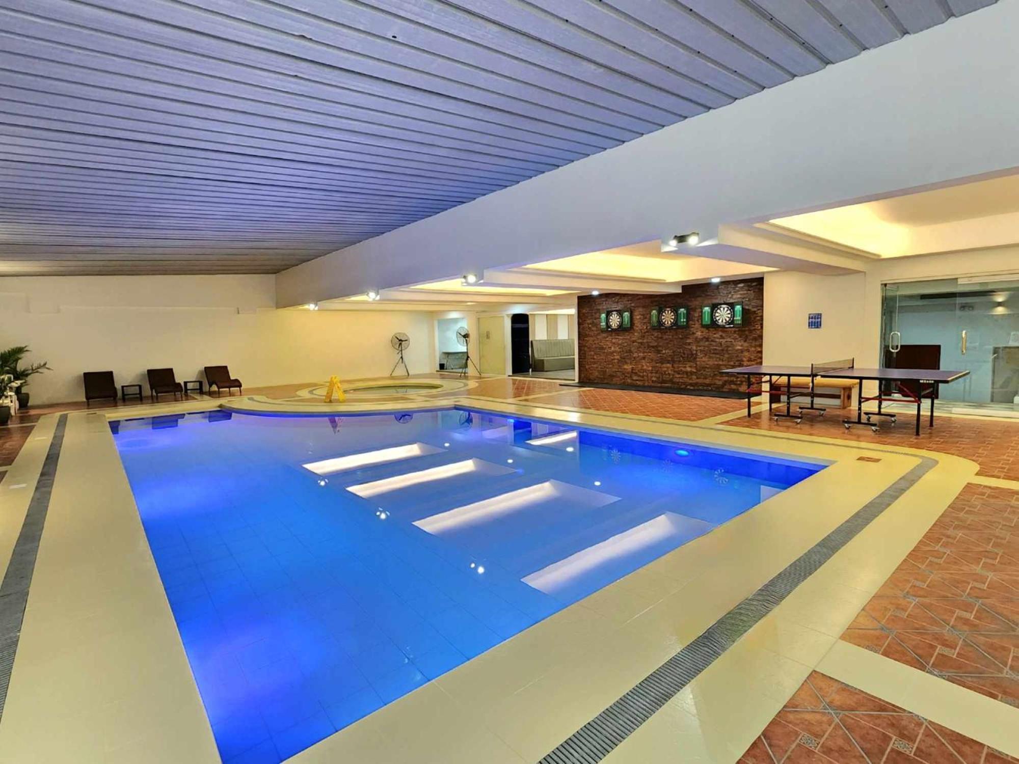 Burgundy Mckinley Place Service Apartment Manila Exteriér fotografie