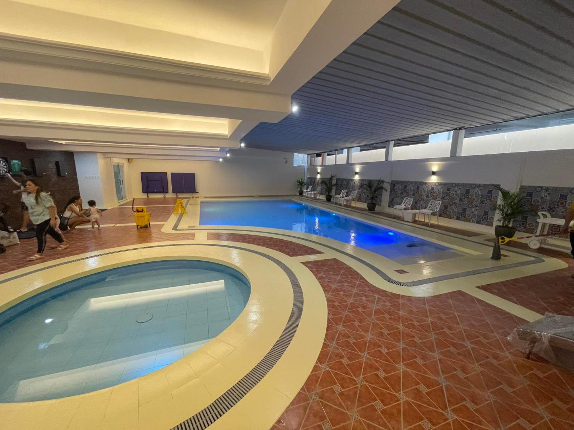 Burgundy Mckinley Place Service Apartment Manila Exteriér fotografie