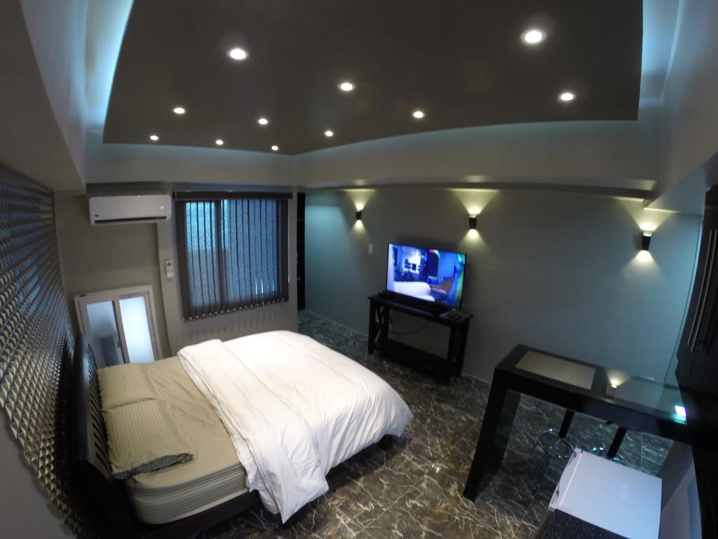 Burgundy Mckinley Place Service Apartment Manila Exteriér fotografie
