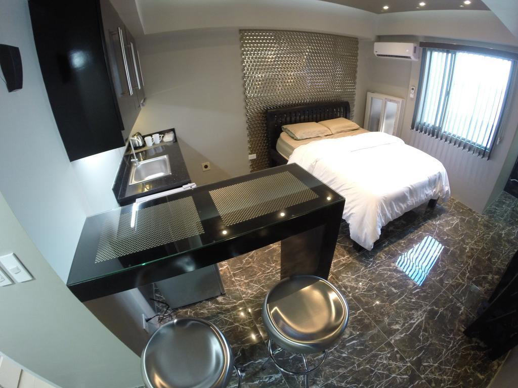 Burgundy Mckinley Place Service Apartment Manila Exteriér fotografie