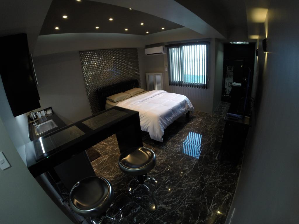 Burgundy Mckinley Place Service Apartment Manila Exteriér fotografie