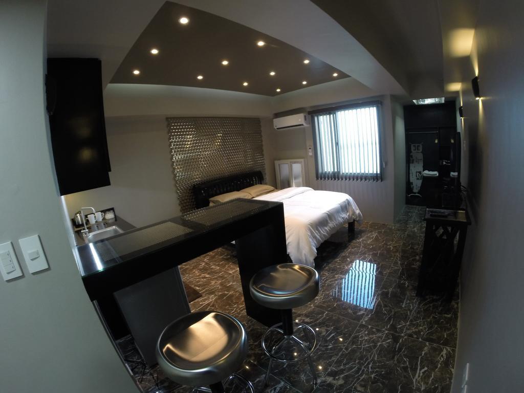 Burgundy Mckinley Place Service Apartment Manila Exteriér fotografie