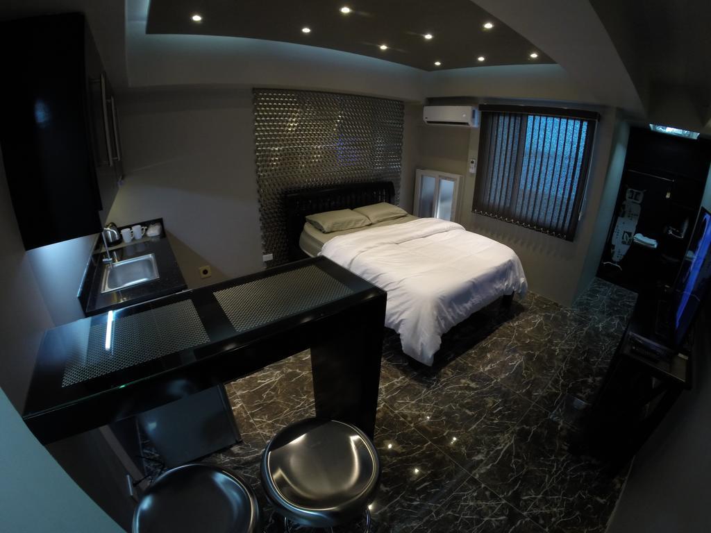 Burgundy Mckinley Place Service Apartment Manila Exteriér fotografie