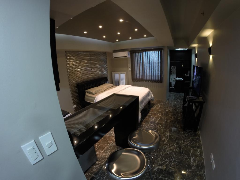 Burgundy Mckinley Place Service Apartment Manila Exteriér fotografie