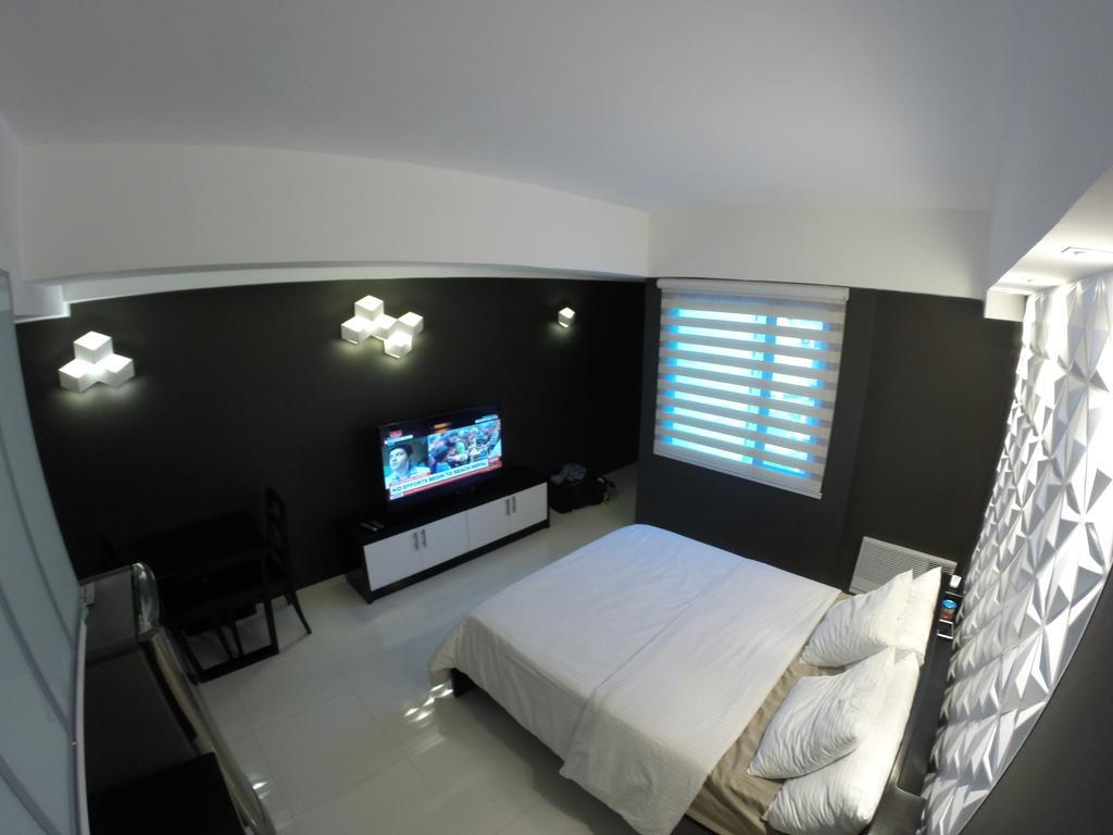 Burgundy Mckinley Place Service Apartment Manila Exteriér fotografie