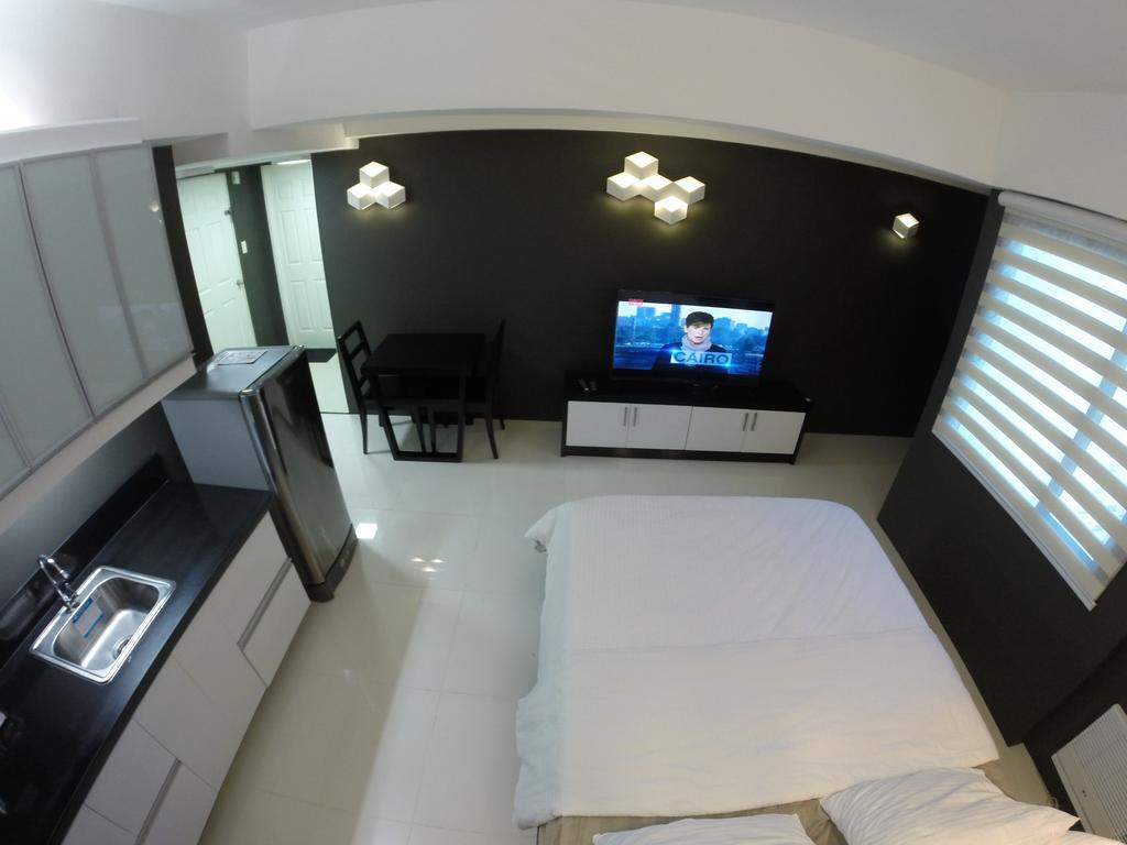 Burgundy Mckinley Place Service Apartment Manila Exteriér fotografie