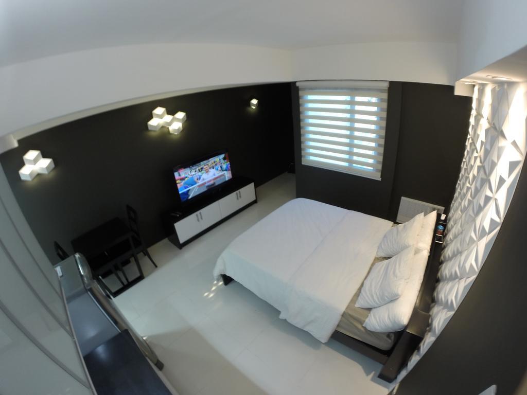Burgundy Mckinley Place Service Apartment Manila Exteriér fotografie