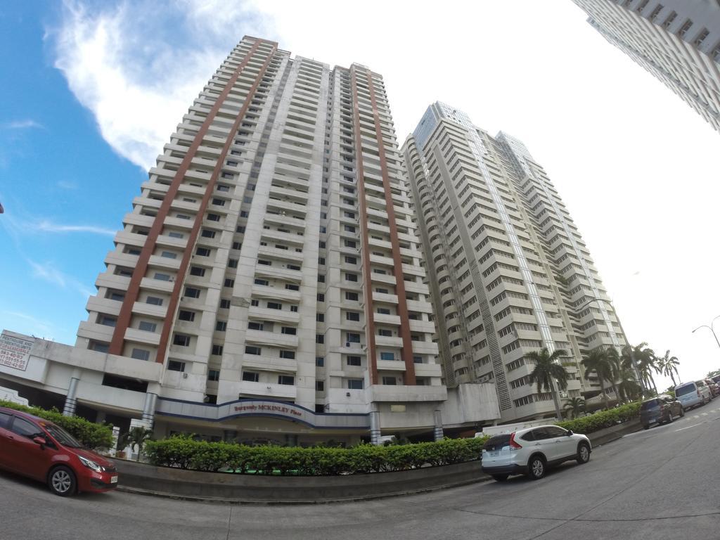 Burgundy Mckinley Place Service Apartment Manila Exteriér fotografie