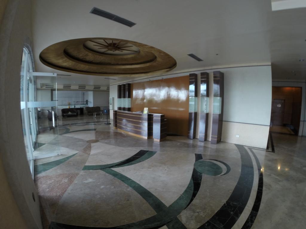 Burgundy Mckinley Place Service Apartment Manila Exteriér fotografie