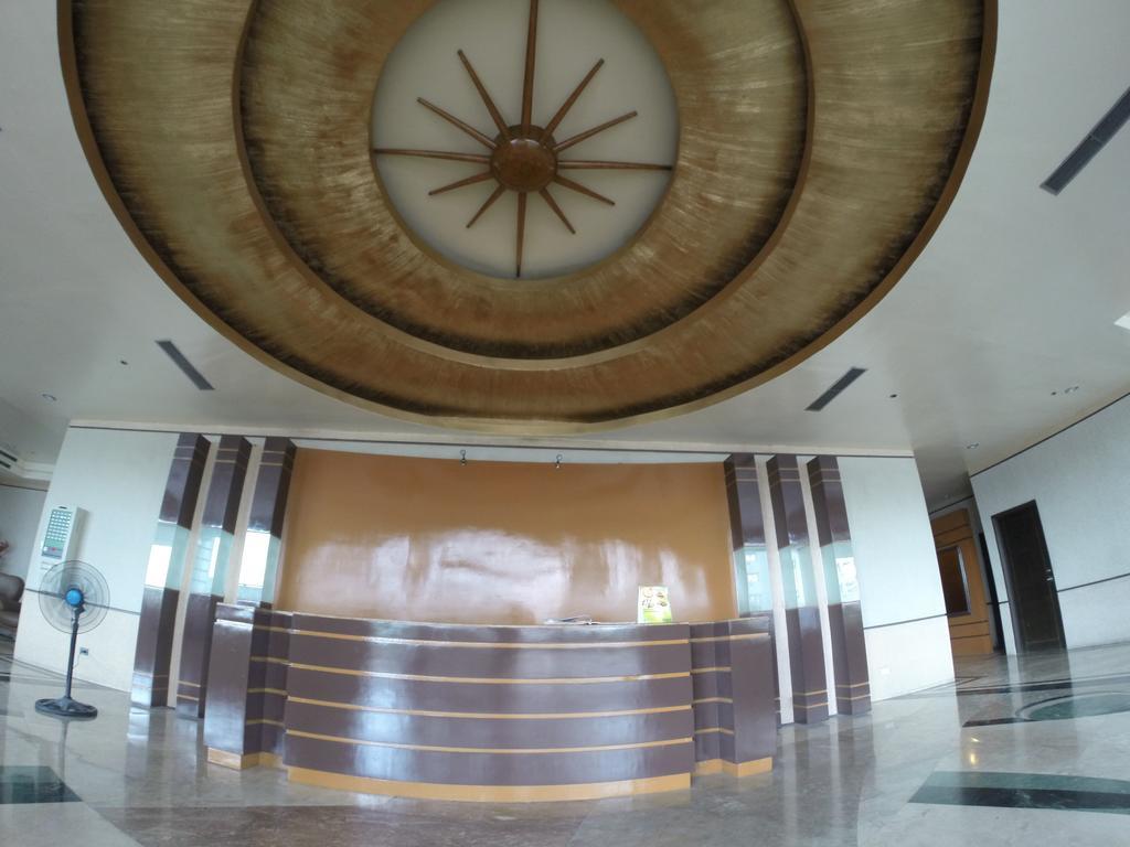 Burgundy Mckinley Place Service Apartment Manila Exteriér fotografie