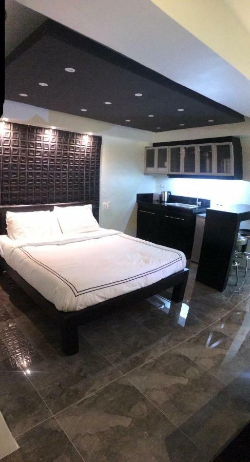 Burgundy Mckinley Place Service Apartment Manila Exteriér fotografie
